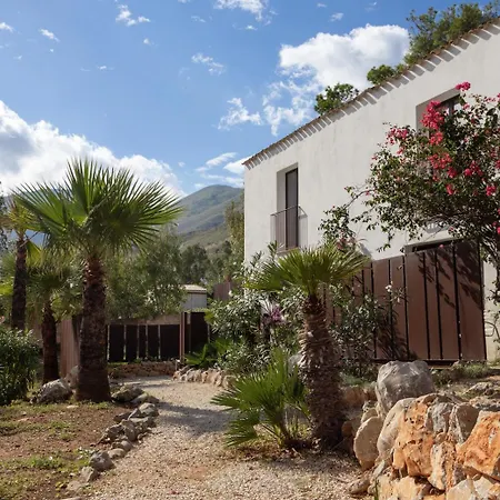 Araja Villa&suite By Geocharme Bed and Breakfast 4*
